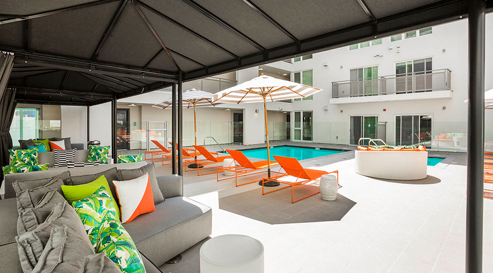Apartments in Glendale - ONYX Glendale - Outdoor Covered Seating Next to Lounge Chairs and Pool